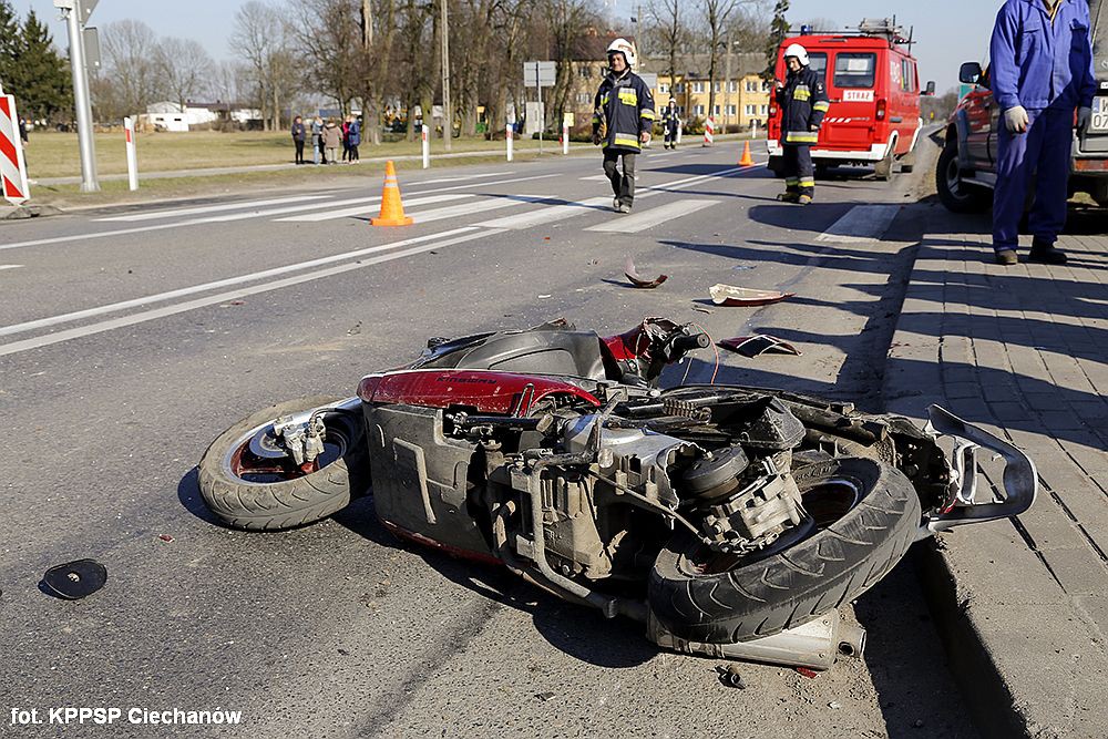 18-latek uderzył motorowerem w Toyotę. Trafił do szpitala (zdjęcia)