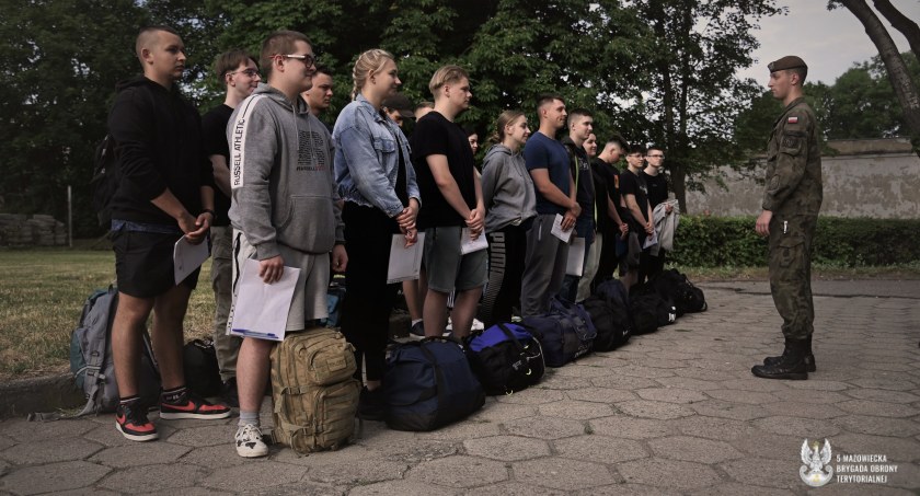 Ze szkolnej ławki prosto na poligon, marsz! O świcie pojawili się w ciechanowskich koszarach [zdjęcia]