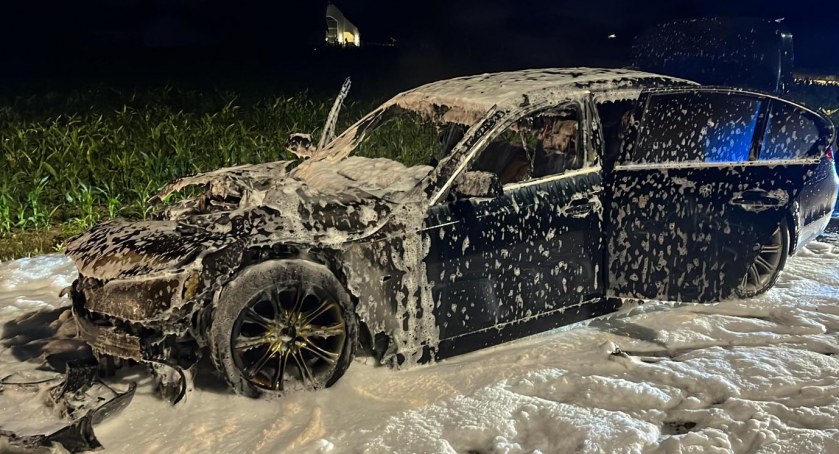 Spłonęło bmw. Podróżowały nim 4 osoby [zdjęcia]