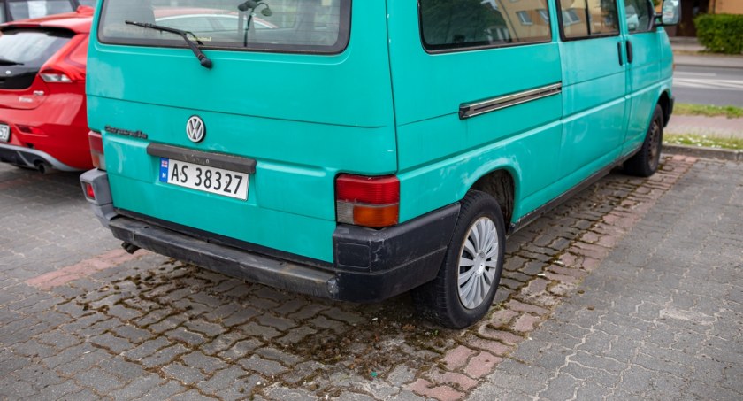 Stoją i... wrastają w ziemię. Co z nimi zrobić? [zdjęcia]
