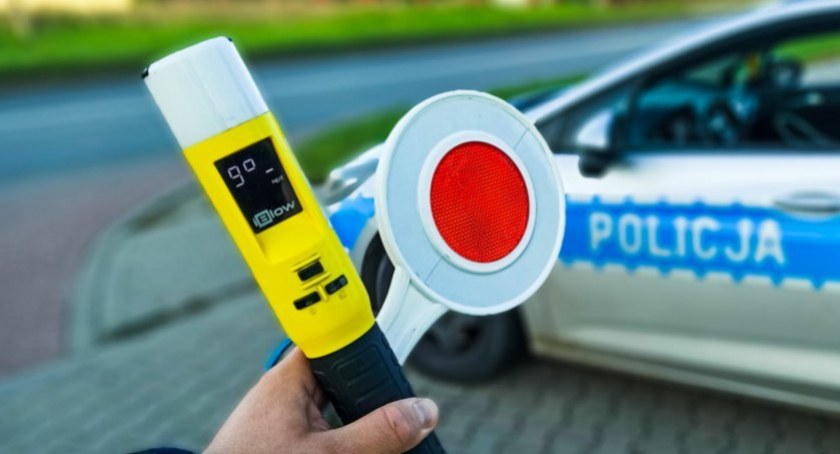 Po alkoholu kierował ładowarką. Wpadł koło Ciechanowa