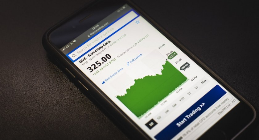 Jak działają mobilne aplikacje bankowe? Czy warto z nich korzystać?