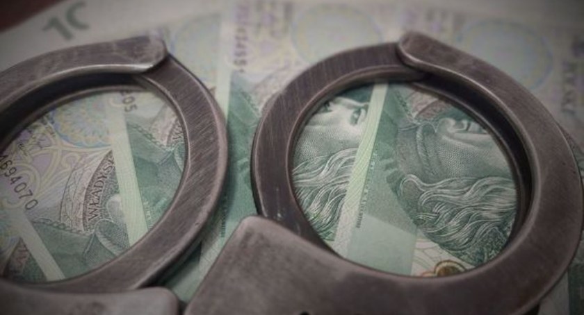 Kierowała autem z 3 promilami. Przewoziła pijanego pasażera, który chciał przekupić policjantów