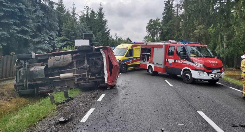 Zderzenie opla z busem. Kierująca osobówką była pijana [zdjęcia]