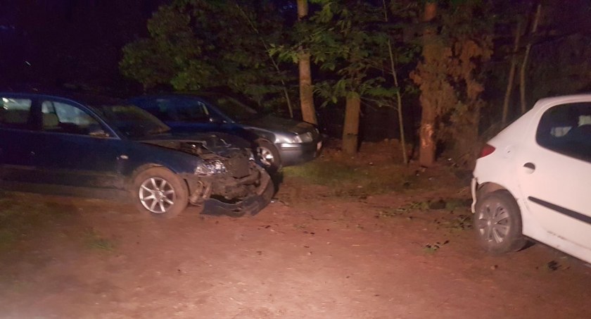 Staranował ogrodzenie i uszkodził dwa auta. Młody kierowca był pijany
