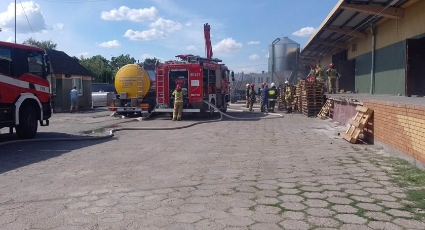 Pożar w magazynie ciechanowskiej firmy [zdjęcia]