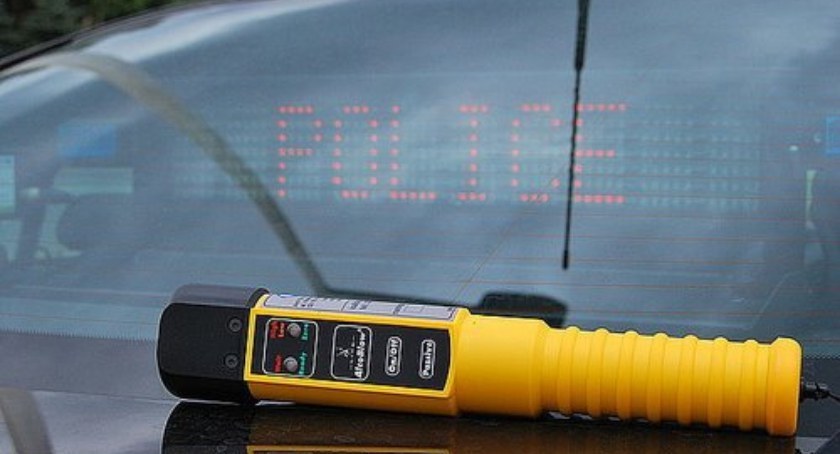 Pod Ciechanowem zatrzymali kompletnie pijanego kierowcę bmw