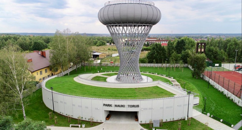 Ciechanowski Torus z tytułem 