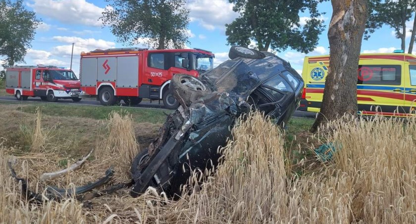 Podczas wyprzedzania wypadł z drogi i uderzył w drzewo. Prawo jazdy ma od 3 miesięcy [zdjęcia]