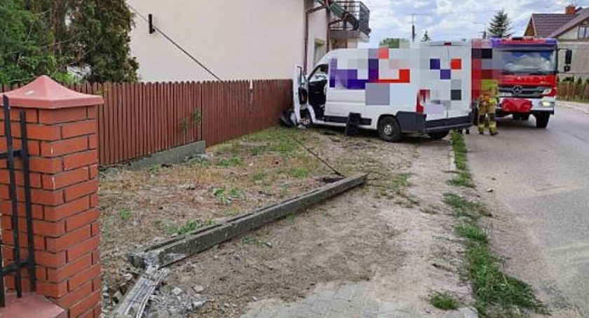 Ciechanowianin uderzył busem w dom [zdjęcia]