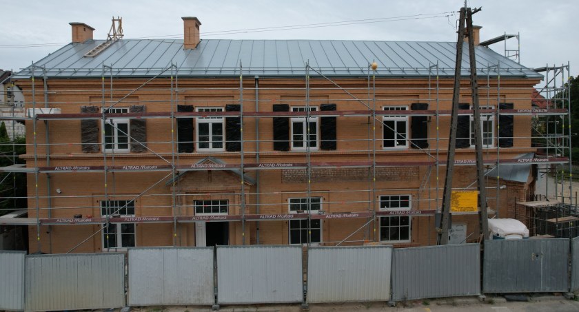 Wydłuży się rewitalizacja budynku przy ul. Fabrycznej. Co z wynagrodzeniami dla podwykonawców?