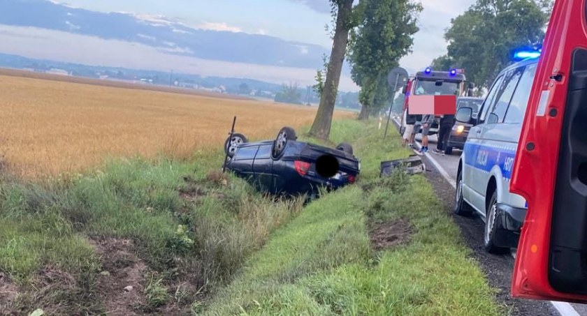 Wypadł z drogi i dachował