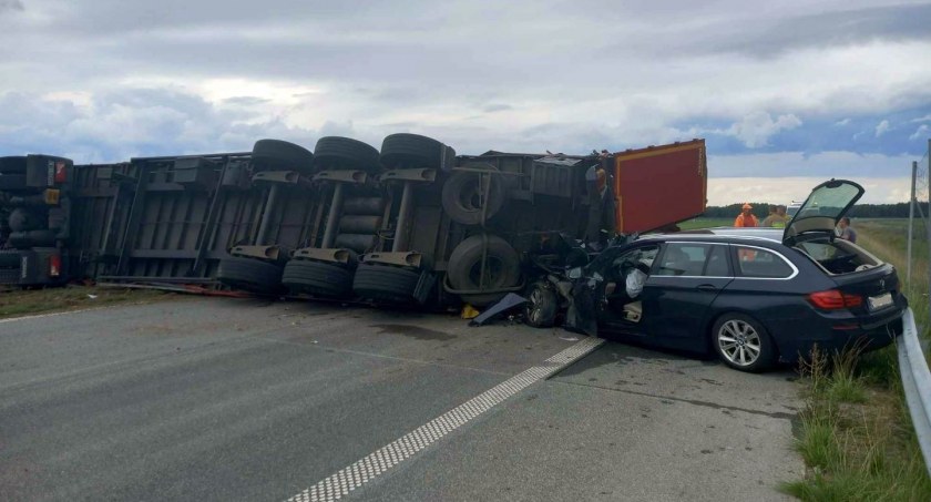 Niebezpiecznie na krajówce. Rozbita ciężarówka i bmw [zdjęcia]