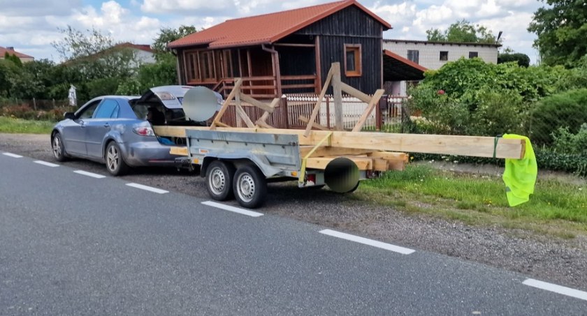Ciechanowianin tak przewoził drewniane belki. Zatrzymała go policja [zdjęcia]