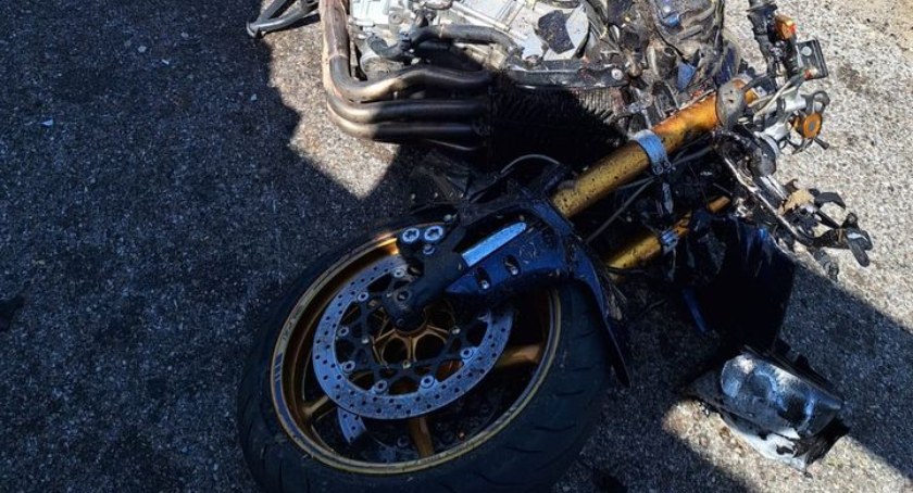 Motocyklista wpadł pod kombajn. Został ciężko ranny [zdjęcia]