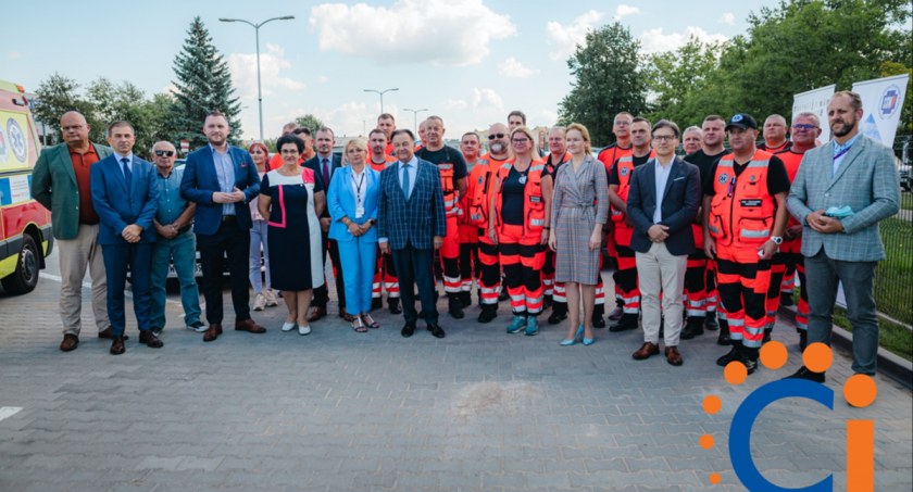 Przekazanie karetki i trzech samochodów dla ciechanowskiego szpitala [zdjęcia]