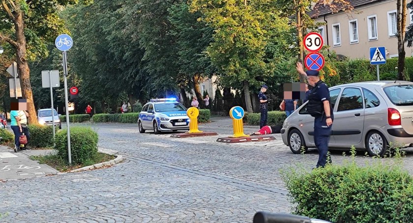 Nieprzytomny mężczyzna leżał na ulicy w Ciechanowie. Pomogli mu policjanci [zdjęcia]