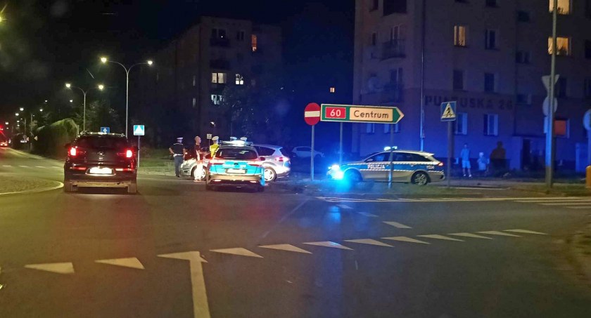 Zdarzenie drogowe przy rondzie w Ciechanowie [zdjęcia]