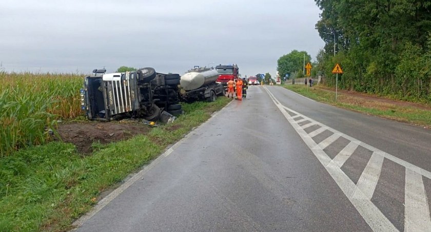 Cysterna wywróciła się w rowie. Kierowcę zabrał śmigłowiec LPR