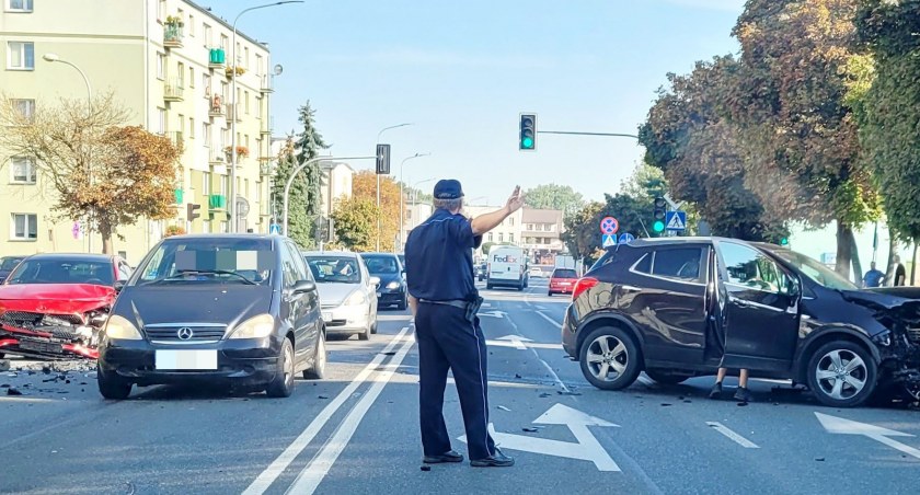 Z ostatniej chwili: Zderzenie osobówek w centrum Ciechanowa. Droga jest zablokowana [zdjęcia]