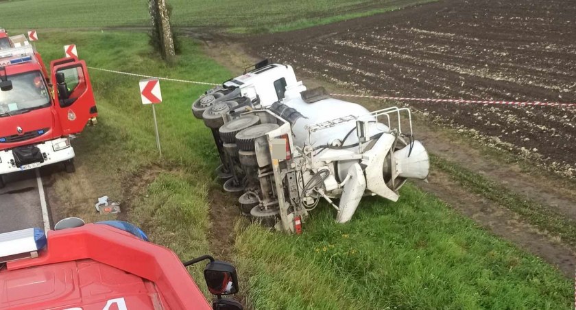 Wypadł z drogi po nagłym hamowaniu [zdjęcia]