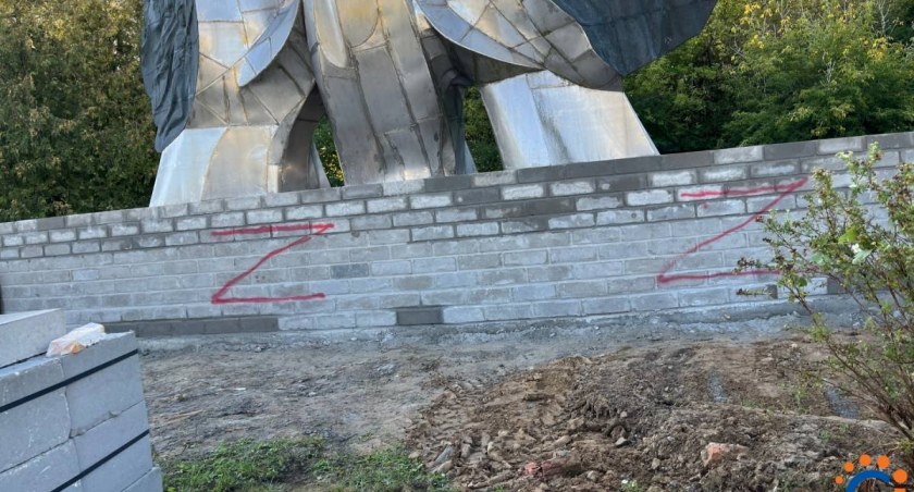 Symbole rosyjskiej inwazji na ciechanowskim orle. Sprawą zajęła się policja [zdjęcia]
