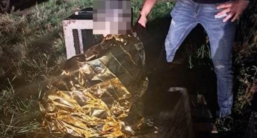 Przemoczona leżała w przydrożnym rowie. Policjanci odnaleźli zaginioną kobietę