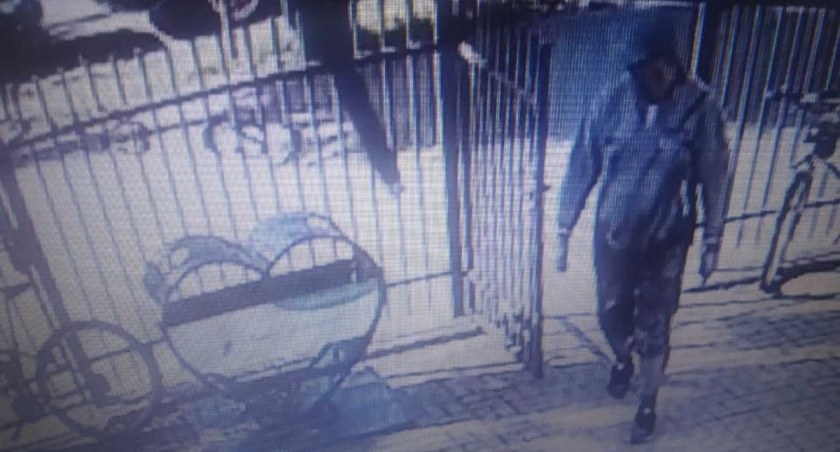 Kradzież na terenie szkoły w Ciechanowie. Policja poszukuje tego mężczyzny [zdjęcia]