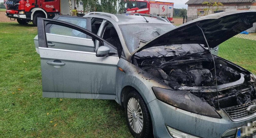 Pod Ciechanowem płonął samochód [zdjęcia]