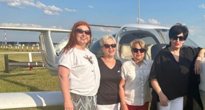 Radne zapozowały na tle samolotu: teraz muszą się tłumaczyć