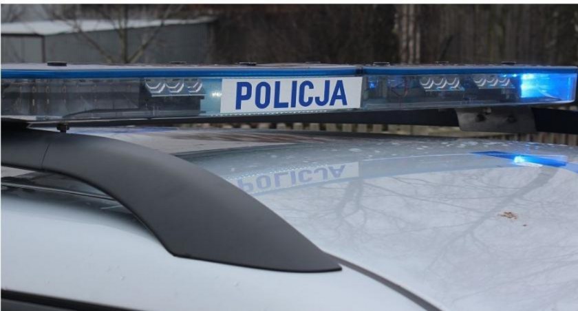 Osobówka w rowie pod Ciechanowem. Kierowca był pijany