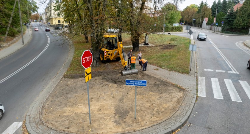 Ruszyły prace na skwerze w centrum Ciechanowa