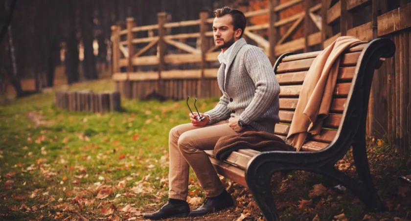 Jakie spodnie chino sprawdzą się jesienią? Stylowe modele do eleganckich i casualowych stylizacji