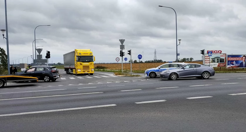 Zderzenie osobówek przy centrum handlowym pod Ciechanowem