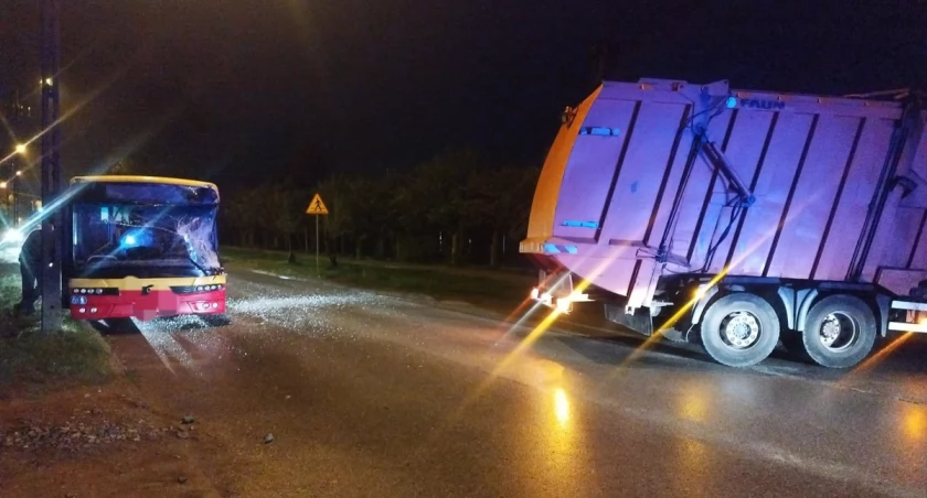 Autobusem w śmieciarkę. Niebezpieczne zdarzenie w Ciechanowie [zdjęcia]