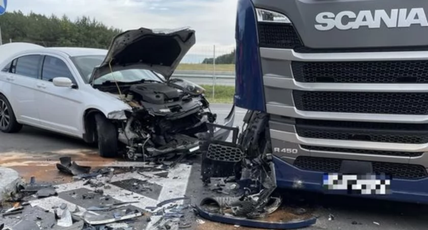 Zderzenie ciężarówki z osobówką pod Glinojeckiem