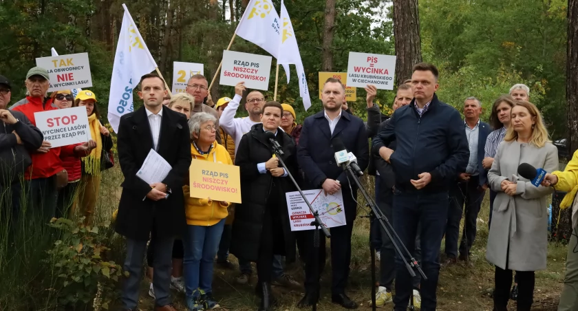 Trzecia Droga protestuje w lesie krubińskim. Konferencja z udziałem Szymona Hołowni [wideo/zdjęcia]