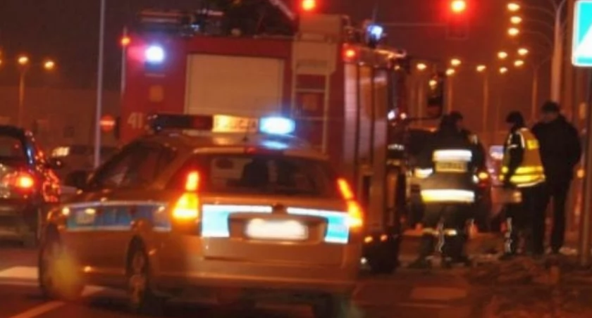 Wjechał na chodnik i uderzył w latarnię w Ciechanowie. Senior boso wysiadł z auta i chciał odejść