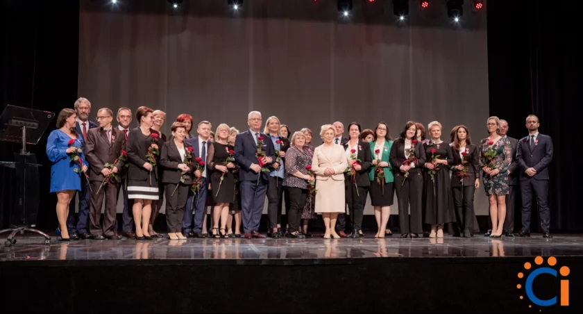 Ponad 150 odznaczonych i nagrodzonych nauczycieli z naszego regionu [wideo/zdjęcia]