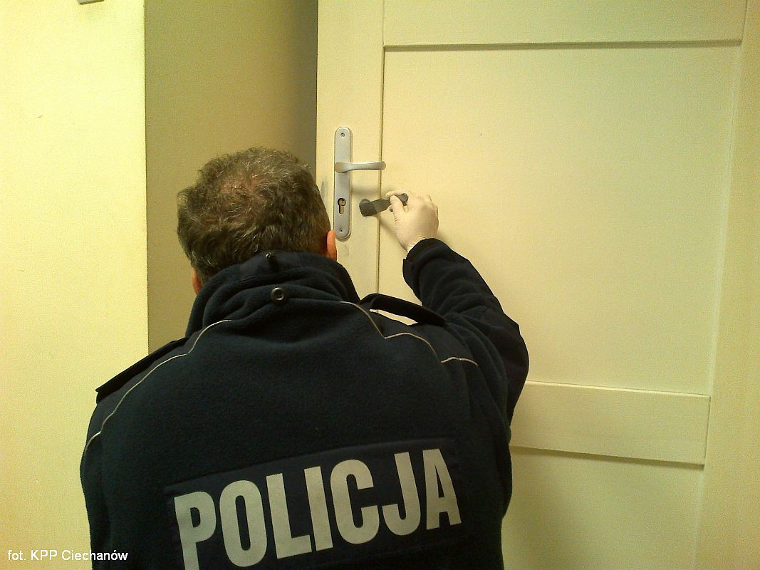 Ciechanów: Włamanie do bloku na Powstańców Wielkopolskich