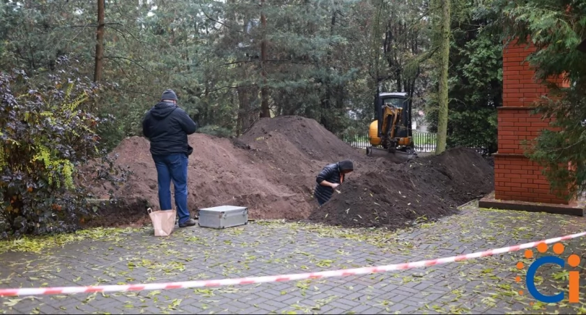 Ekshumacja ludzkich szczątków w Ciechanowie [zdjęcia]