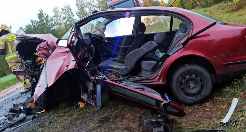 Wyprzedzał na wzniesieniu. Dwie osoby ranne w wypadku [zdjęcia]