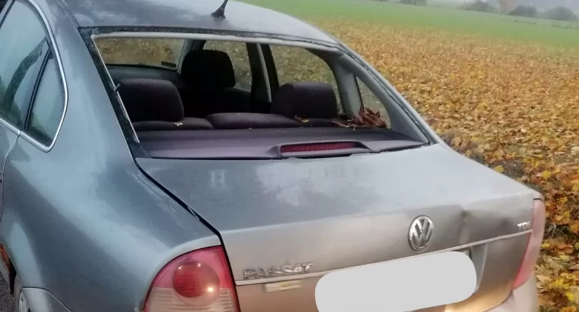 Bez tylnej szyby, na zakazie i po alkoholu. Wyprawę na cmentarz przerwała mu policja