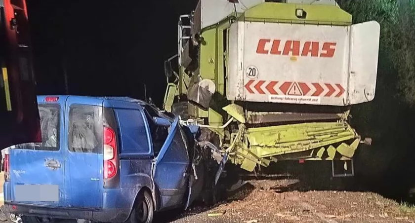 Wypadek w pobliżu Ciechanowa. Osobówką uderzył w kombajn