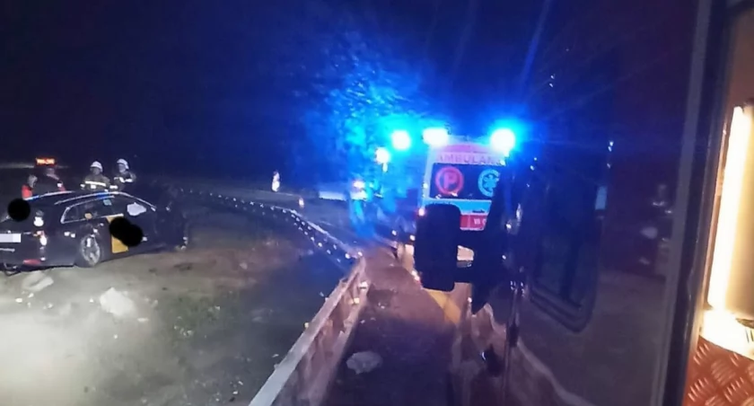 Na remontowanej drodze uderzył w betonowe bariery [zdjęcia]