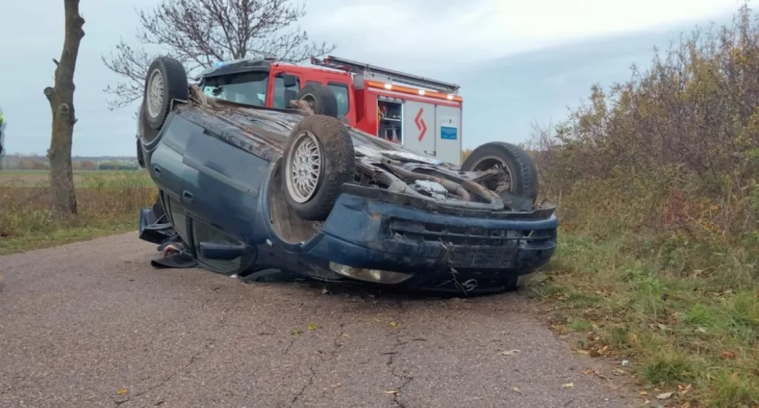 Z ostatniej chwili: Dachowanie osobówki. Droga jest zablokowana [zdjęcia]