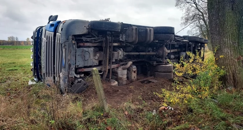 Wywróciła się ciężarówka. Kierowca trafił do szpitala [zdjęcia]