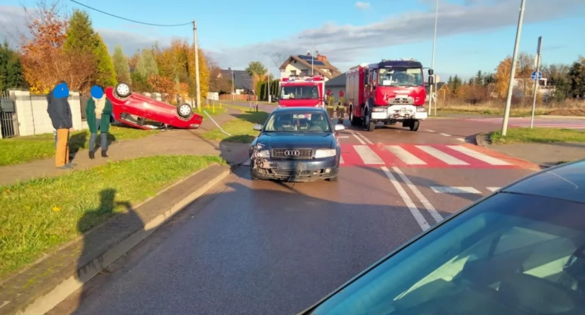 Z ostatniej chwili: Zderzenie trzech pojazdów, jeden dachował