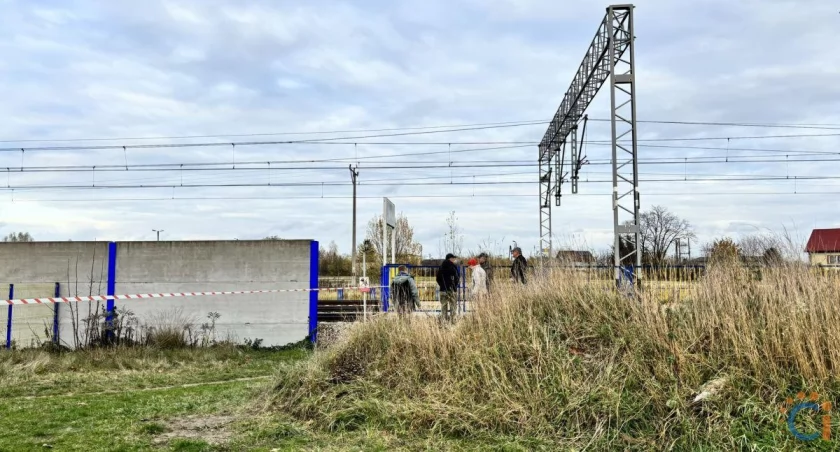 Pod kołami pociągu zginął mieszkaniec powiatu ciechanowskiego. Wstępne ustalenia ws. tragicznego zdarzenia na torach