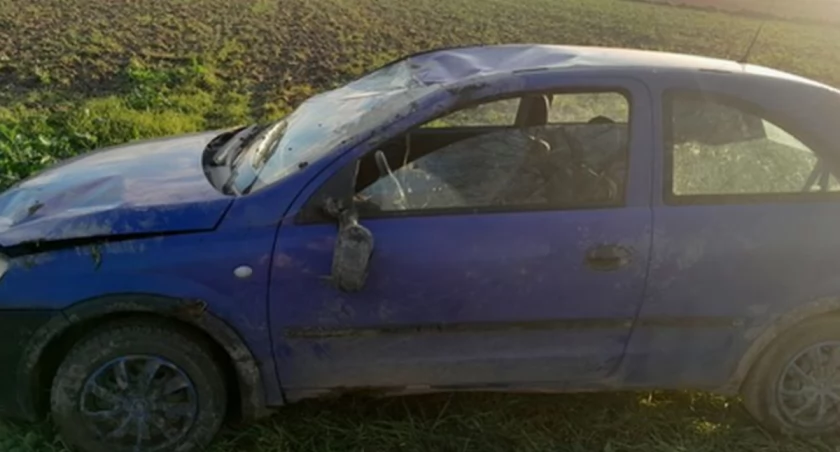 Opel dachował na polu. Nastoletni kierowca był nietrzeźwy [zdjęcia]